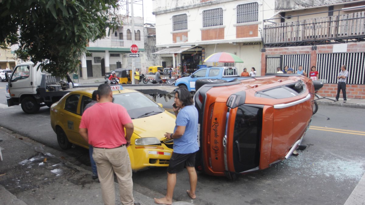 El vehículo que se habría pasado el pare quedó volcado.