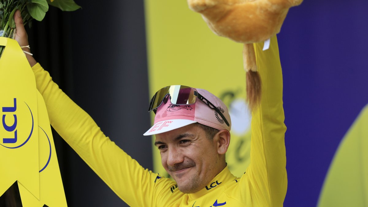 Richard Carapaz y su celebración con el maillot amarillo como líder del Tour de Francia.