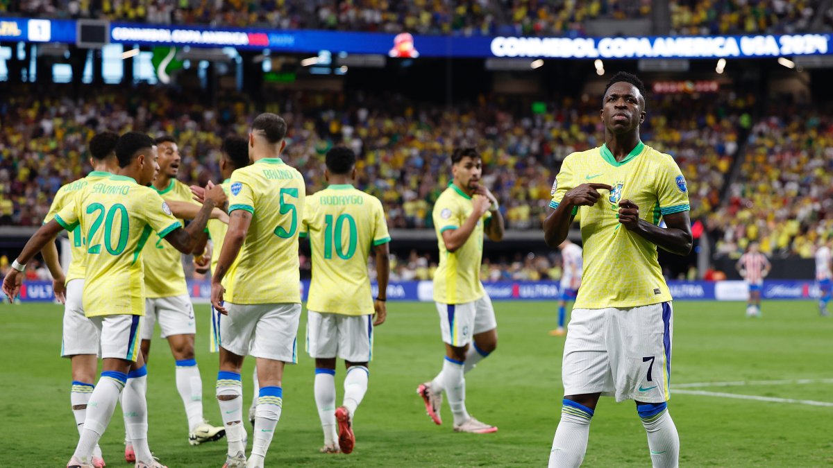 Vinícius (d) celebra uno de los goles de Brasil ante Paraguay