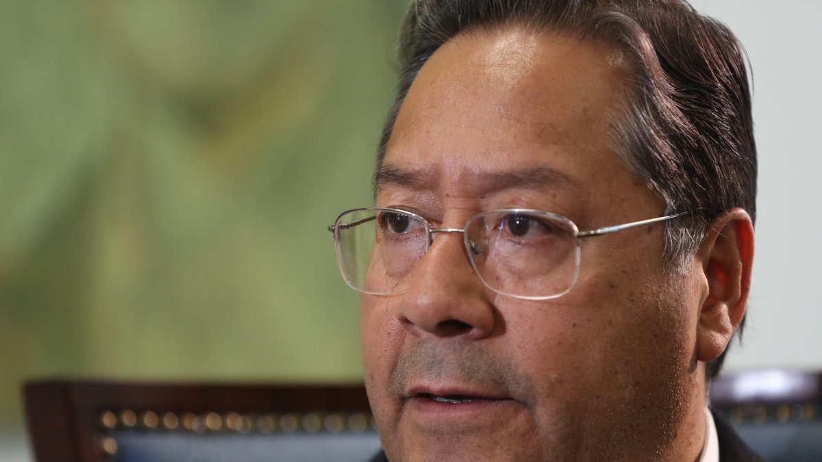 El presidente de Bolivia, Luis Arce, habla en una entrevista con EFE, en La Paz