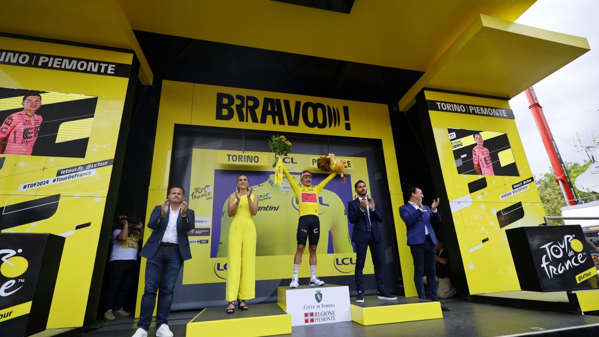 El ecuatoriano en lo alto del podio de la clasificación general del Tour de Francia 2024.