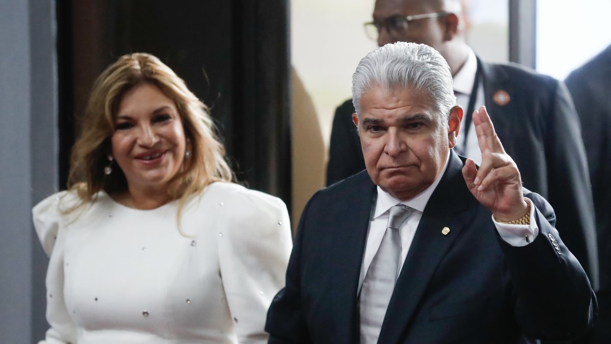 El presidente de Panamá, José Raúl Mulino, llega junto a su esposa Maricel Cohen al Centro de Convenciones Atlapa para su investidura, en Ciudad de Panamá