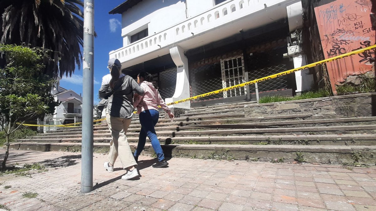 Una vivienda ubicada entre las calles Wilson y Juan León Mera resultó afectada por el sismo en Quito. Una cinta de seguridad se colocó a su alrededor.