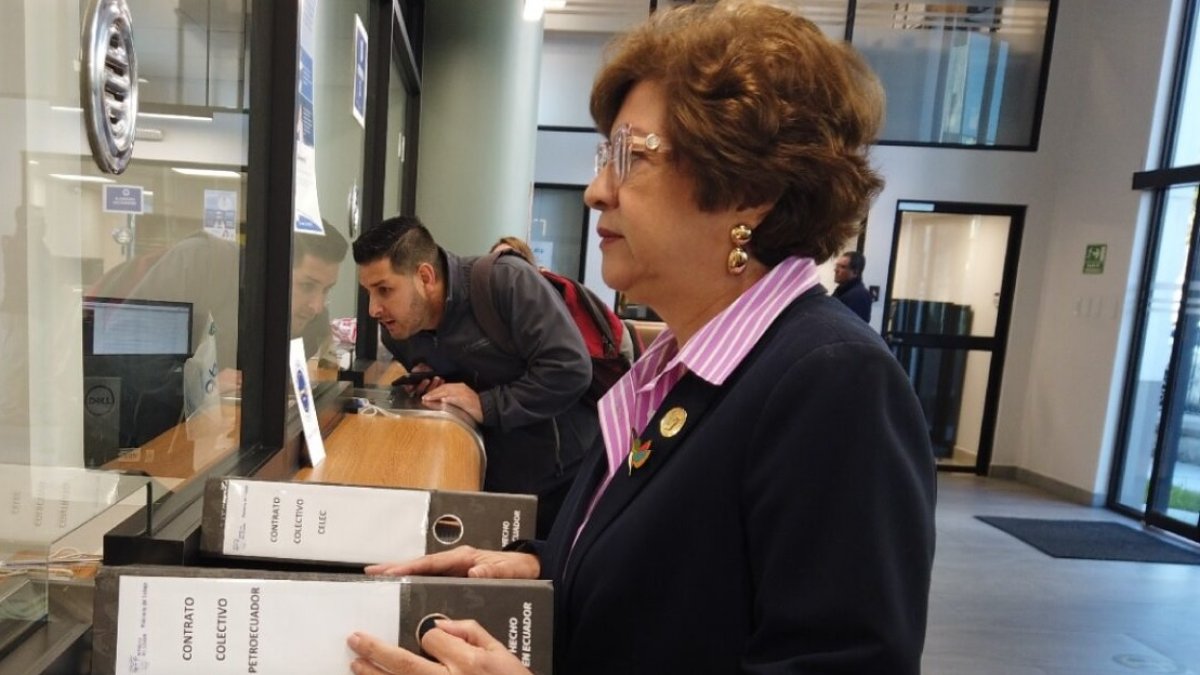 La ministra de Trabajo, Ivonne Núñez, presentando su denuncia ante la Contraloría.