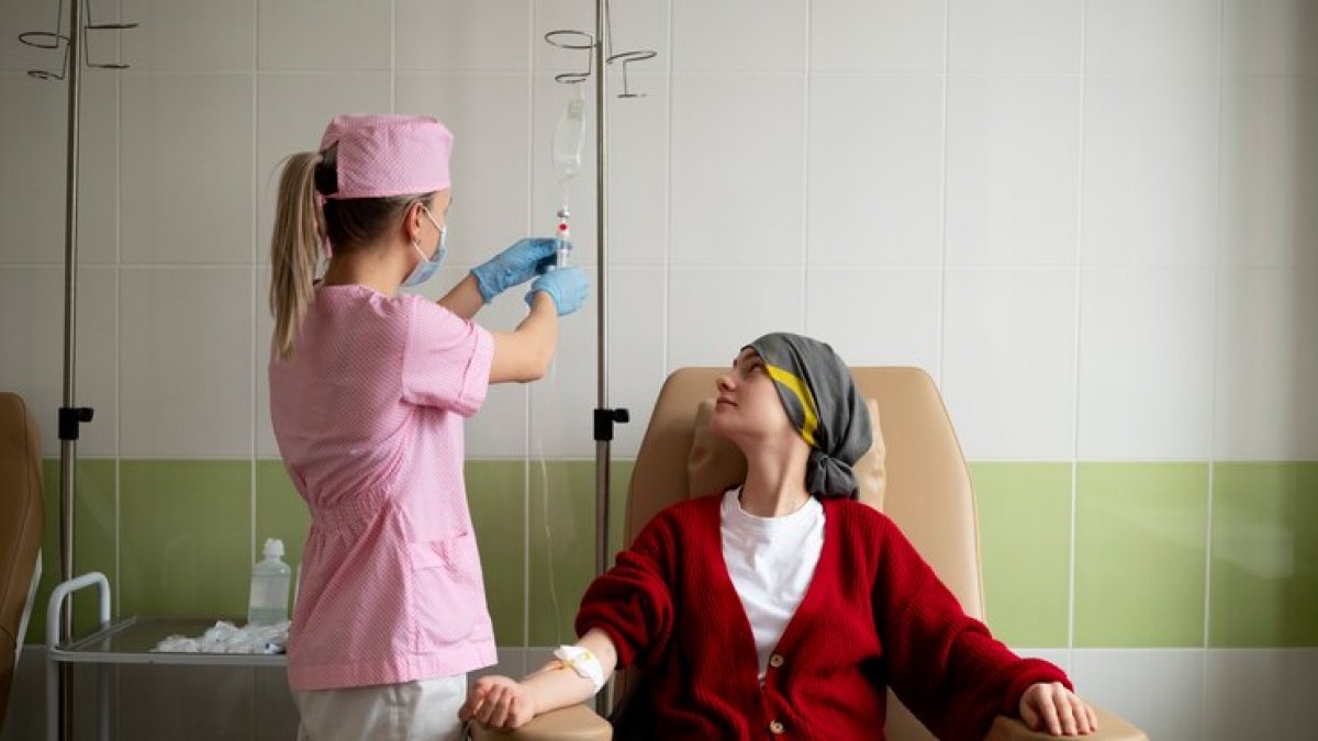 Foto referencial. Imagen ilustrativa de una paciente de cáncer recibiendo un tratamiento de quimioterapia.