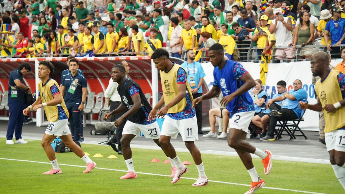 Parte de la plantilla de jugadores de la Tri en el calentamiento previo del partido ante México.