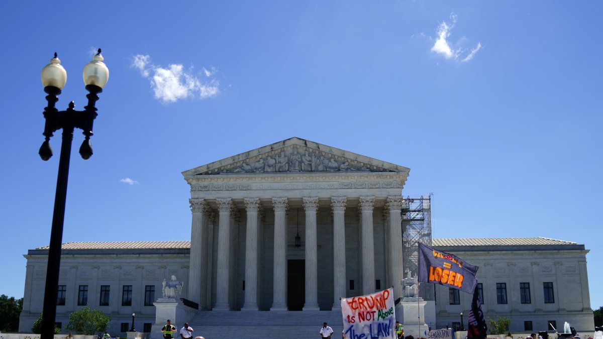 Manifestantes se reúnen frente a la Corte Suprema de los Estados Unidos, Washington, DC, EE.UU., 01 de julio de 2024.