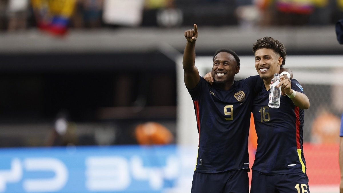 El delantero ecuatoriano John Yeboah (i) y el mediocampista Jeremy Sarmiento (d) en la Copa América 2024.