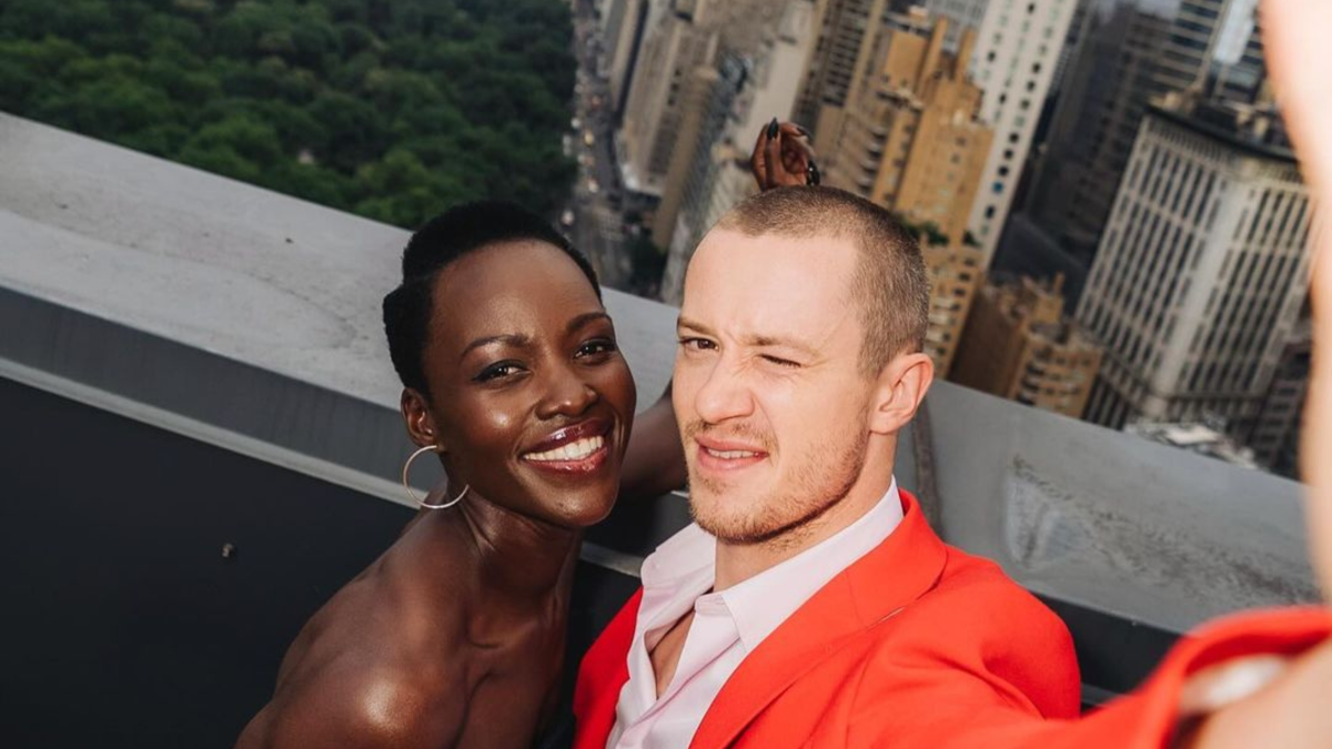 Joseph Quinn y Lupita Nyong'o.