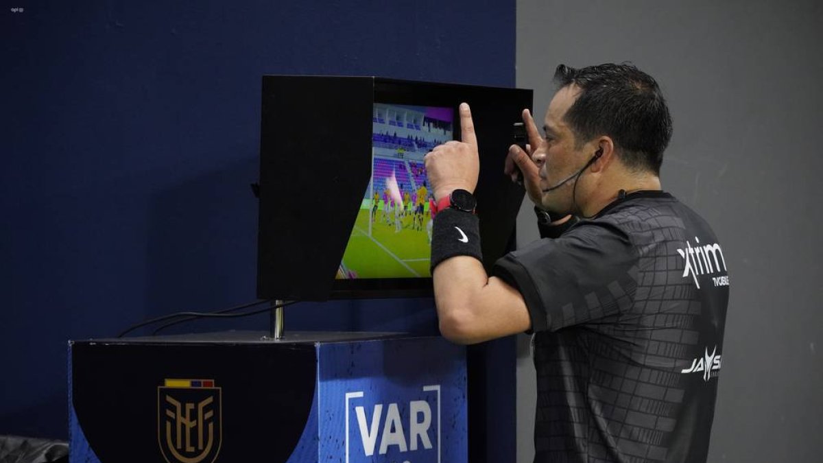 El árbitro Carlos Orbe en una revisión de VAR en un partido de LigaPro