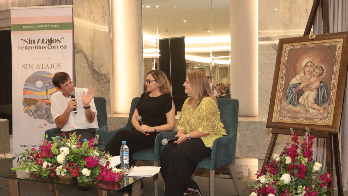Padre Felipe Ríos lanza la novela Sin Atajos en el salón VIP de la UEES