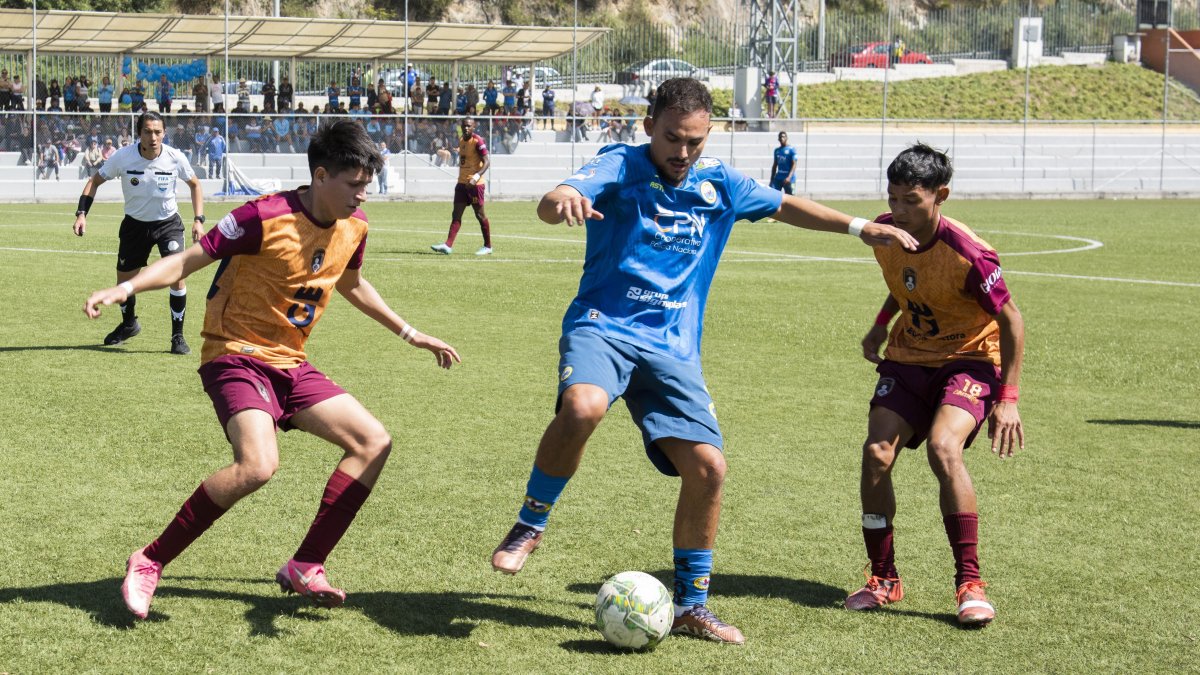 Espoli (azul) perdió ante Meridiano y quedó fuera del hexagonal final.