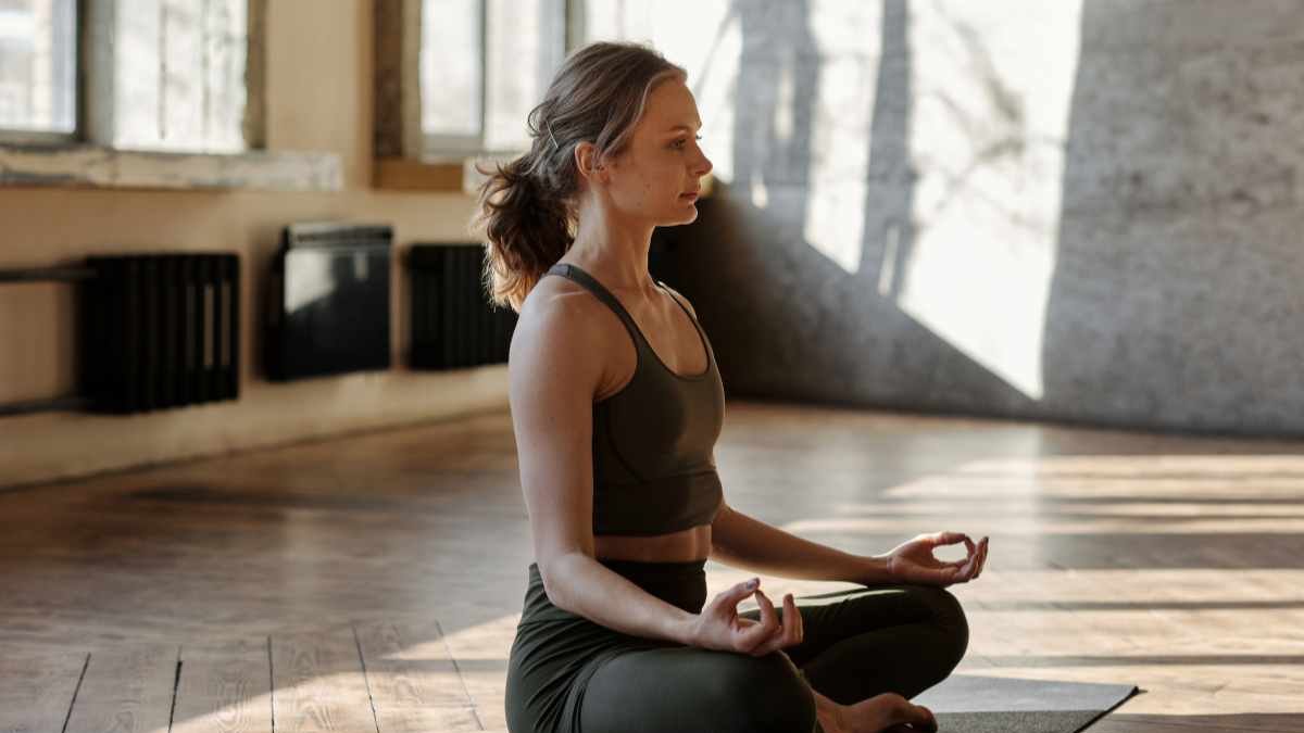 Para aquellos que recién comienzan con la meditación, se recomienda empezar con sesiones cortas de 5 a 10 minutos al día.