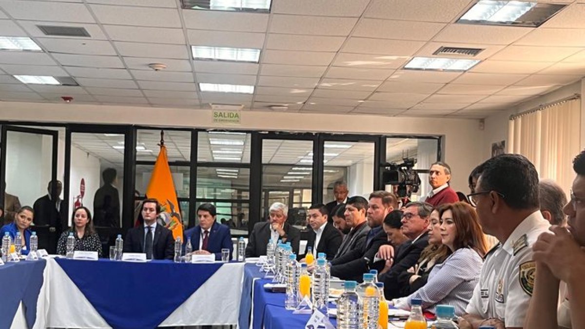 Una parte de los asistentes a la mesa técnica entre autoridades de Gobierno, de Tránsito y gremios de ytransportistas, efectuada este lunes 1 de julio.