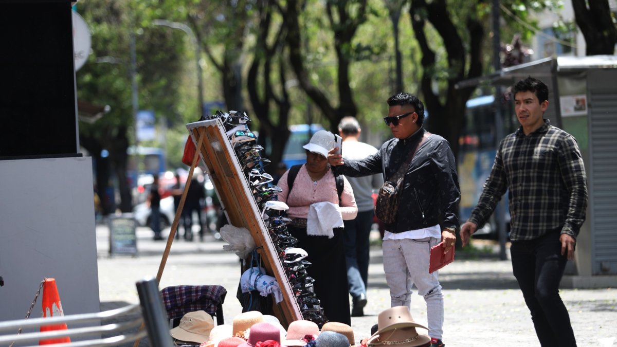 Decenas de comerciantes se ubican en el bulevar de la av. Naciones Unidas.