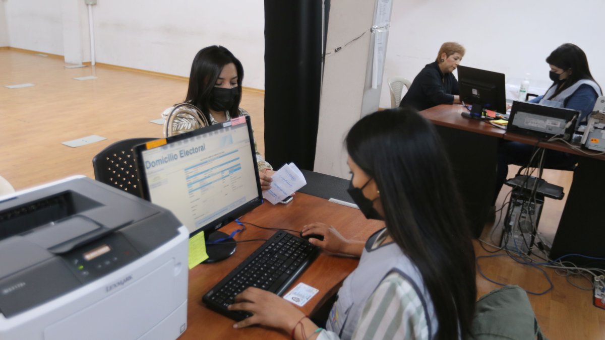 Servicio. Una ciudadana realiza el cambio de domicilio electoral.