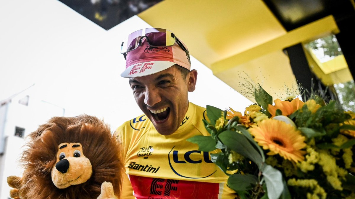 La celebración de Richard Carapaz tras recibir el maillot amarillo como líder del Tour de Francia.