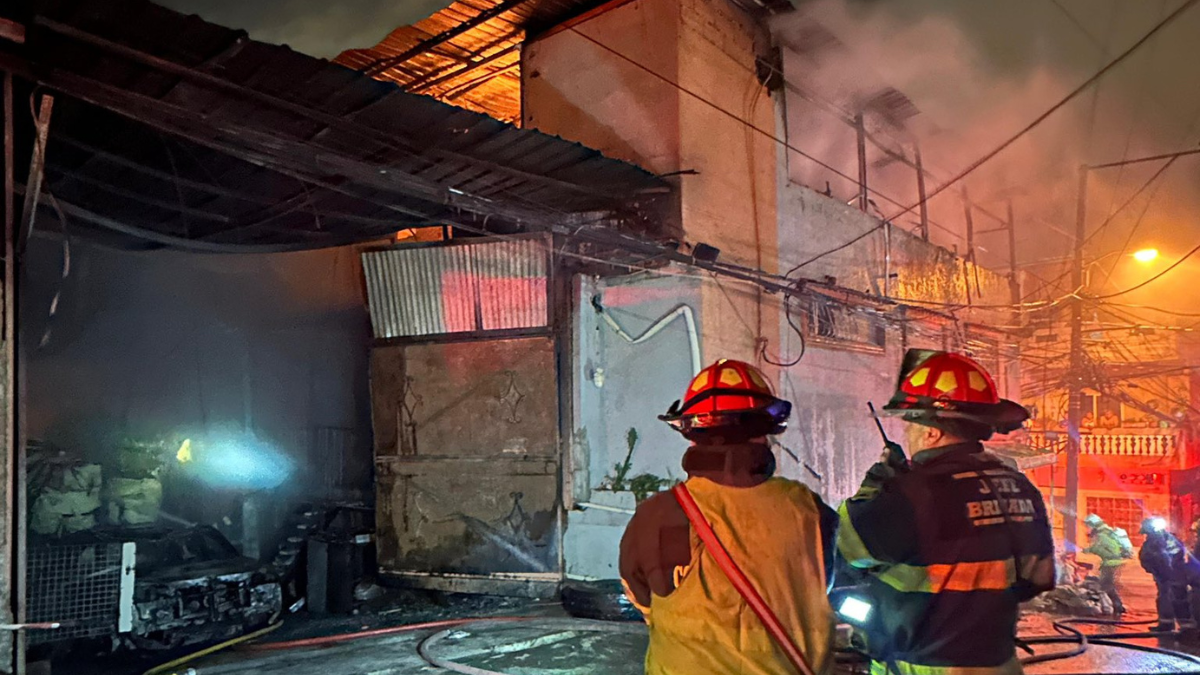 El incendio se dio en una bodega de reciclaje en la Coop. Enner Parrales, en Lomas de la Florida.