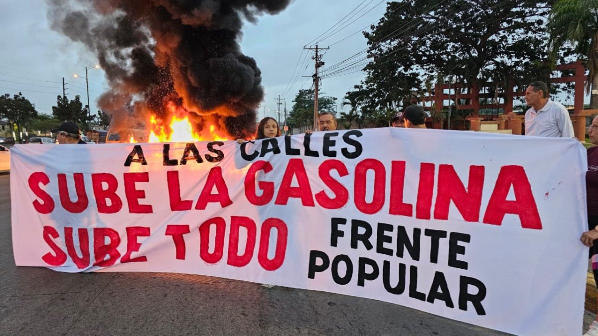 Organizaciones sociales salen a las calles de Guayaquil en rechazo al alza del precio de los combustibles.