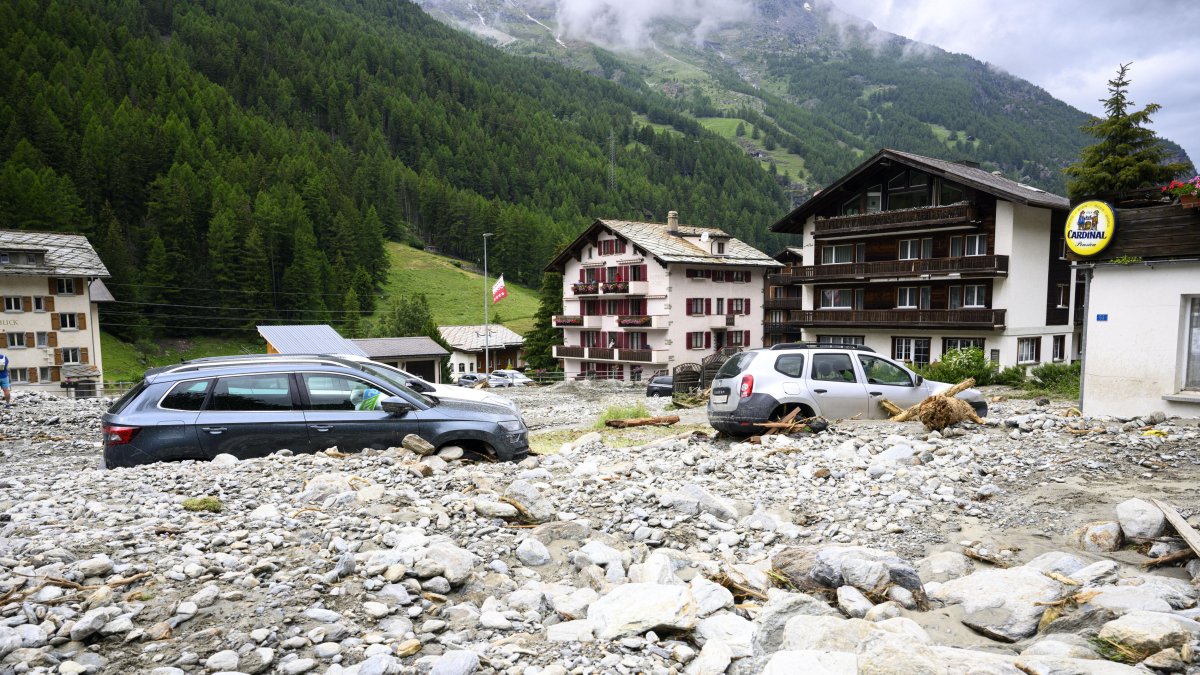 Al menos cinco personas siguen en paradero desconocido en los valles alpinos suizos.