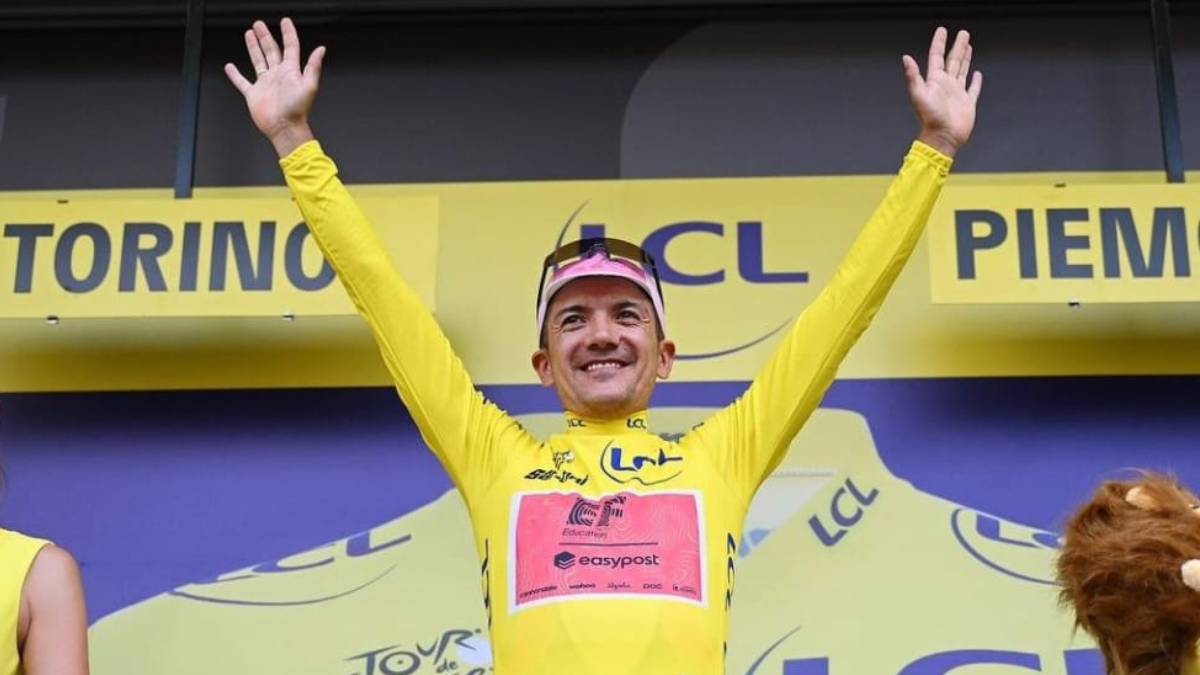 Richard Carapaz alcanzó el liderato del Tour de Francia tras cruzar primero entre los favoritos la meta en Turín.