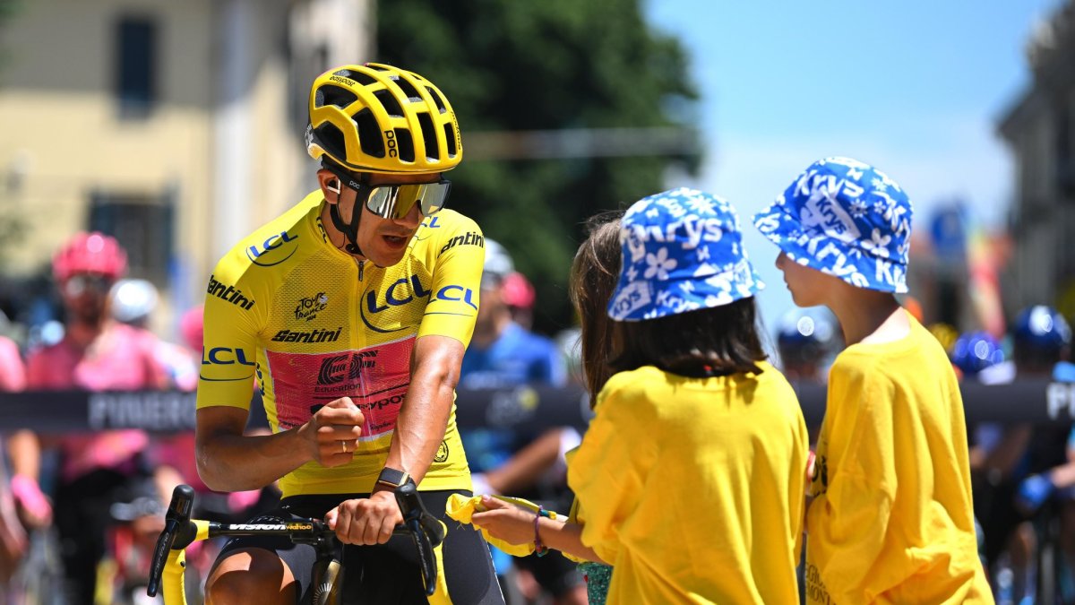 El ciclista ecuatoriano Richard Carapaz lució el maillot amarillo en la cuarta etapa del Tour de Francia.