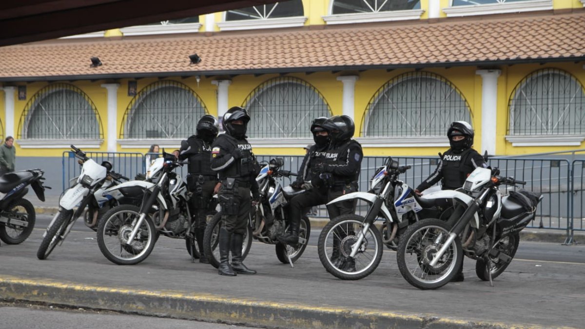 Policías motorizados vigilaban desde la avenida Mariscal Sucre, para que no se suspenda el paso por maifestaciones.
