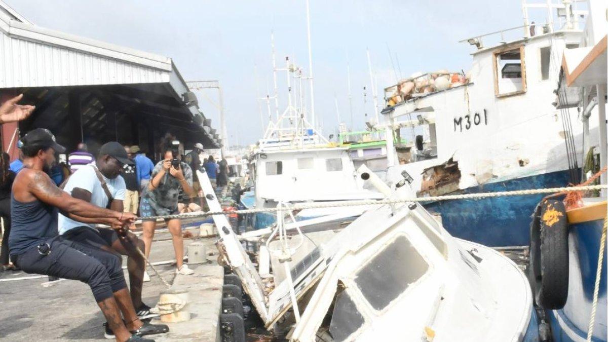 Una vista de los barcos dañados después de que el huracán Beryl de categoría 5 tocara tierra con vientos devastadores y tormenta en el puerto de Bridgetown, Barbados.