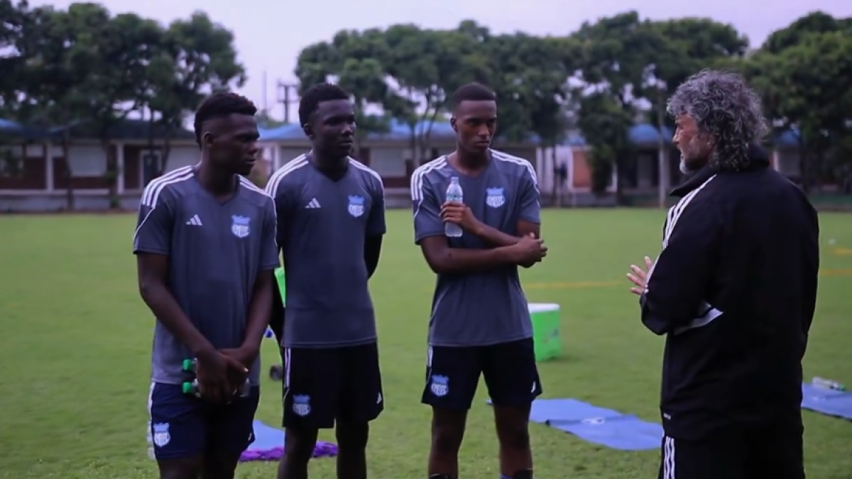 El director técnico de Emelec Leonel Álvarez (d) conversa con los juveniles