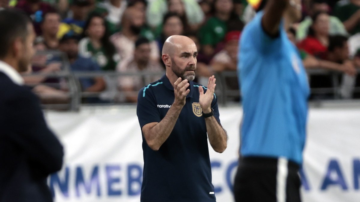 El seleccionador de Ecuador, el español Félix Sánchez Bas (c), fue registrado este domingo, 30 de junio, durante el partido final del grupo B de la Copa América 2024 contra México.