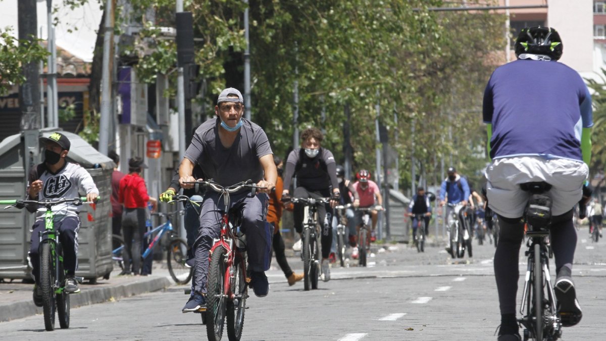 Quiteños años atrás en el ciclopaseo.