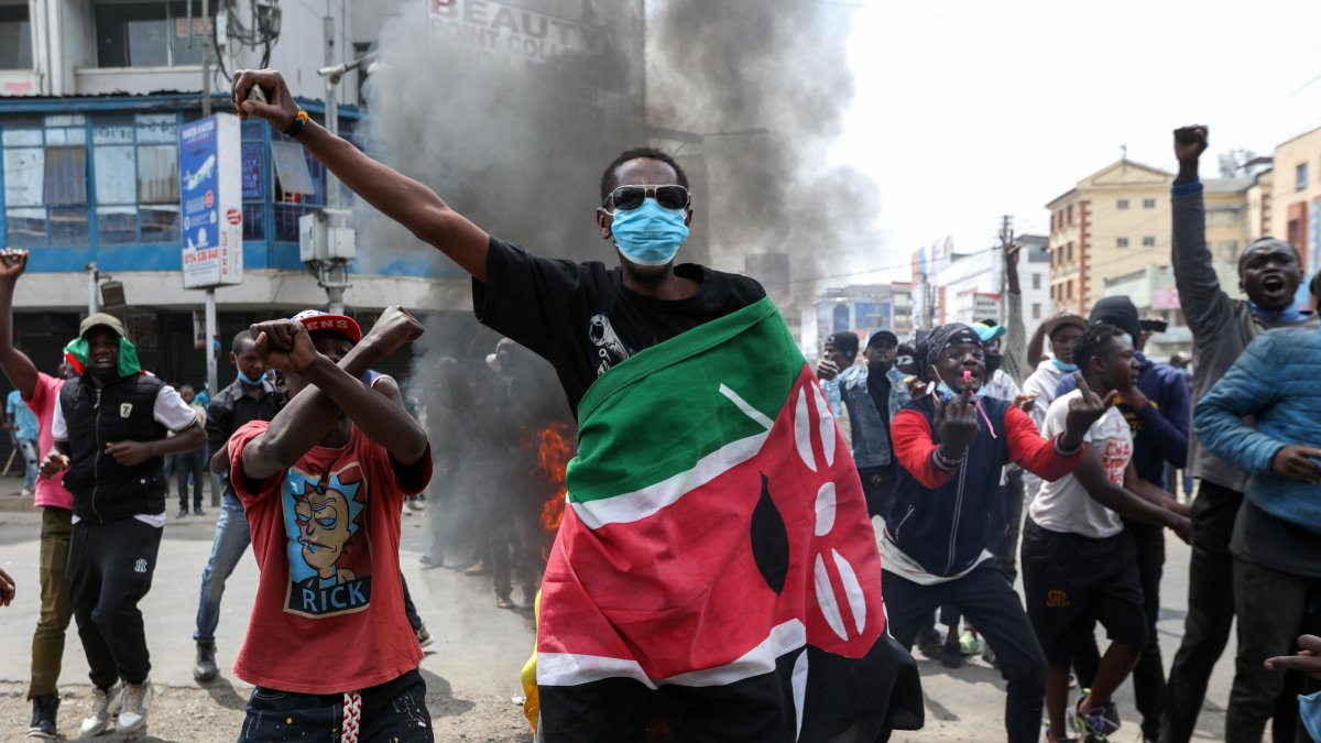 Manifestantes participan en una manifestación antigubernamental en Nairobi, Kenia, 02 de julio de 2024.
