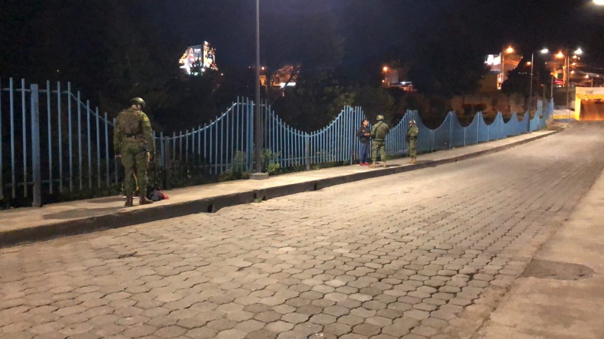 Los militares recorren las calles de Cotopaxi.