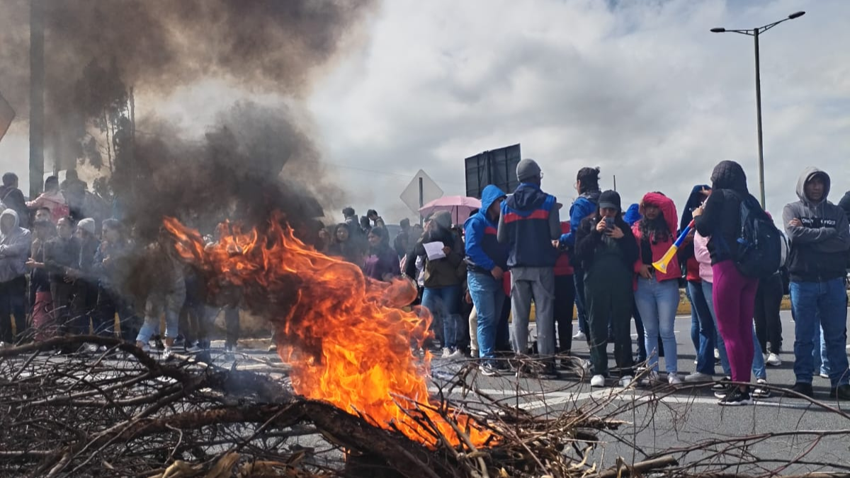 Estudiantes universitarios cerraron la panamericana de ingreso a Latacunga.