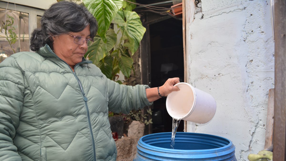Hecho. María Almagor asegura a EXPRESO que debe madrugar para recoger el agua en los baldes.