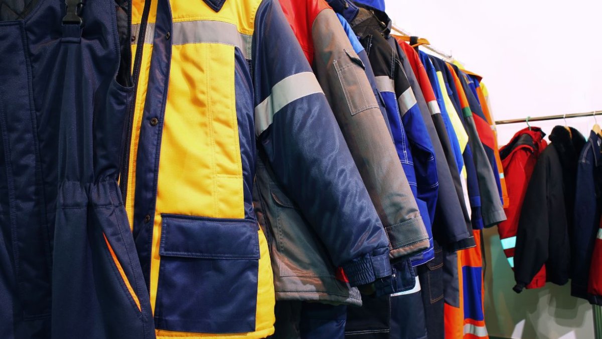 El empleador debe proveer el uniforme laboral para asegurar legalidad, coherencia, calidad, igualdad y seguridad.