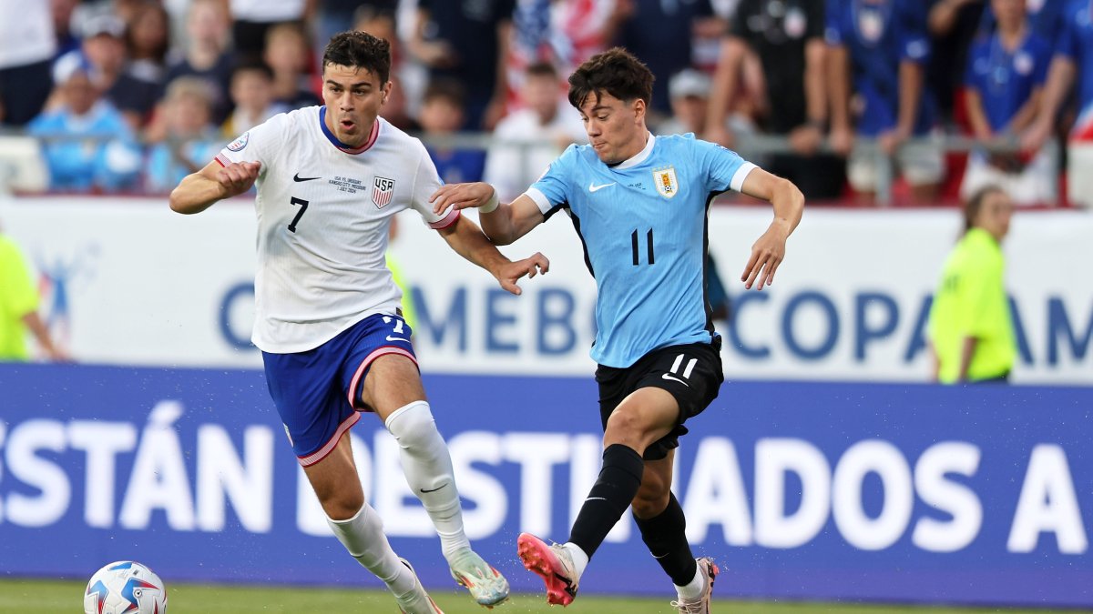 Giovanni Reyna de Estados Unidos y Facundo Pellistri de Uruguay en la despedida del anfitrión de la Copa América.