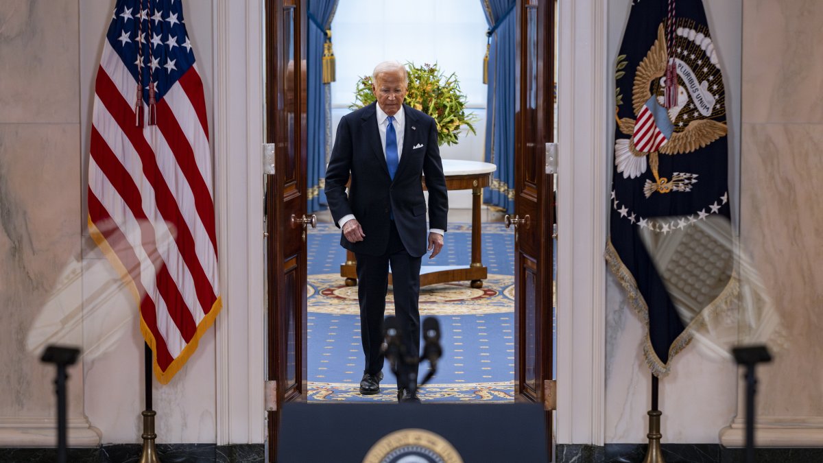 El presidente Joe Biden sale del Salón Azul para pronunciar comentarios sobre el fallo de inmunidad presidencial de la Corte Suprema de Estados Unidos, 1 de julio de 2024.