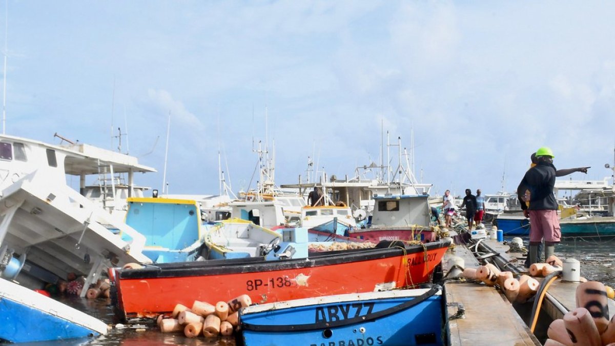 Bridgetown (Barbados). la imagen muestra el daño a buques pesqueros que provoca el huracán.
