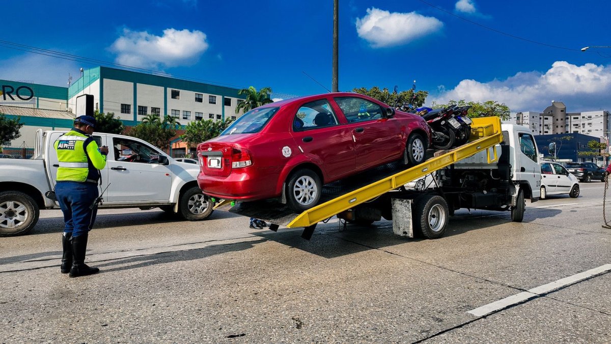 Un vehículo es llevado en una grúa tras el operativo.
