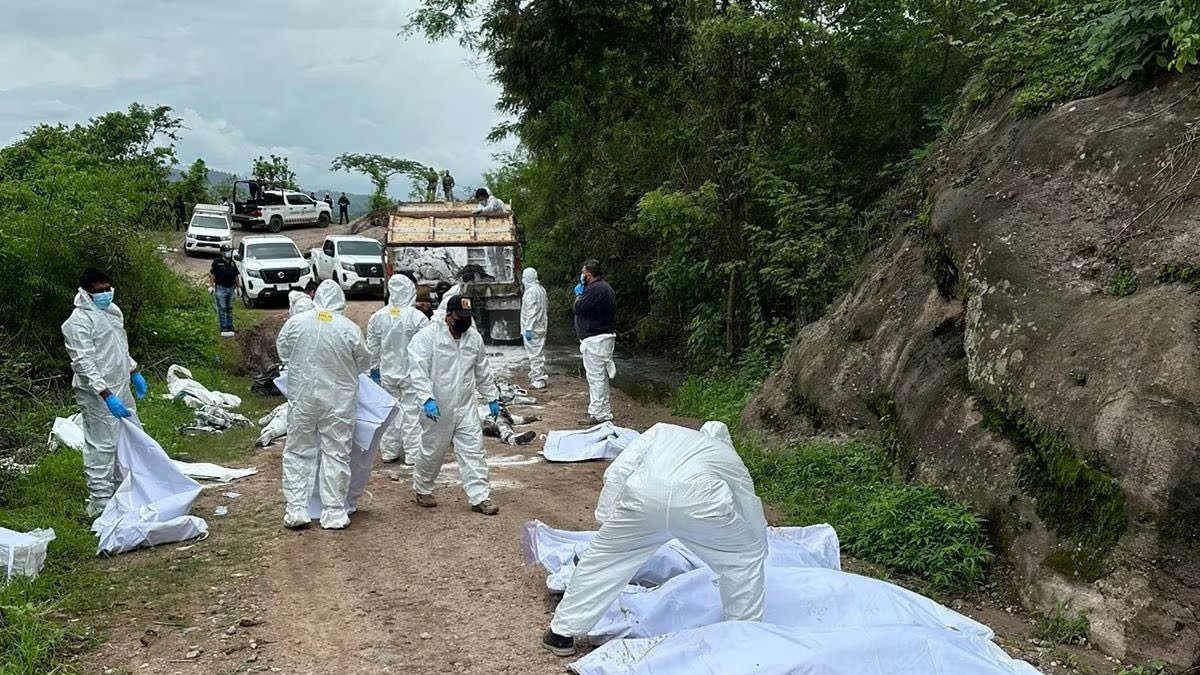 La Concordia. Agentes forenses recorren la zona donde fueron dejado los cuerpos..