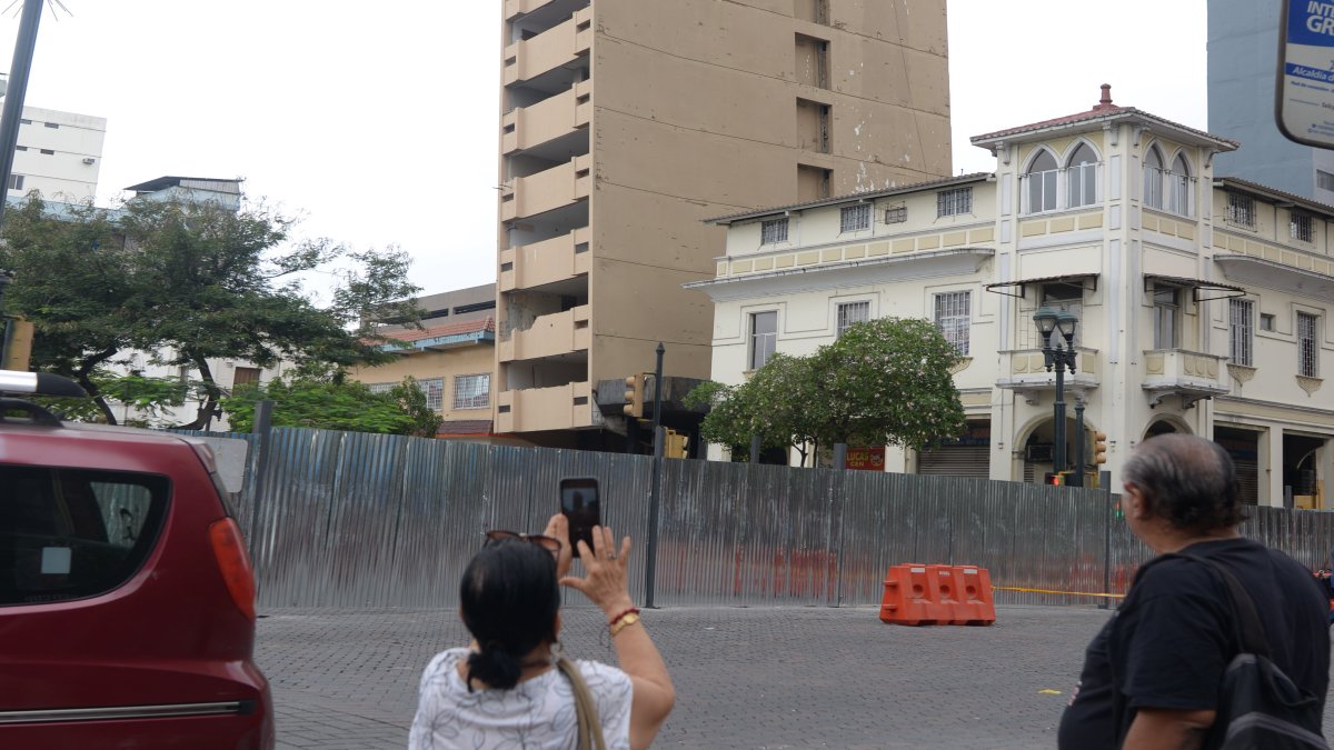 Este martes 2 de julio iniciaron los trabajos de apuntalamiento del edificio Fantasía.