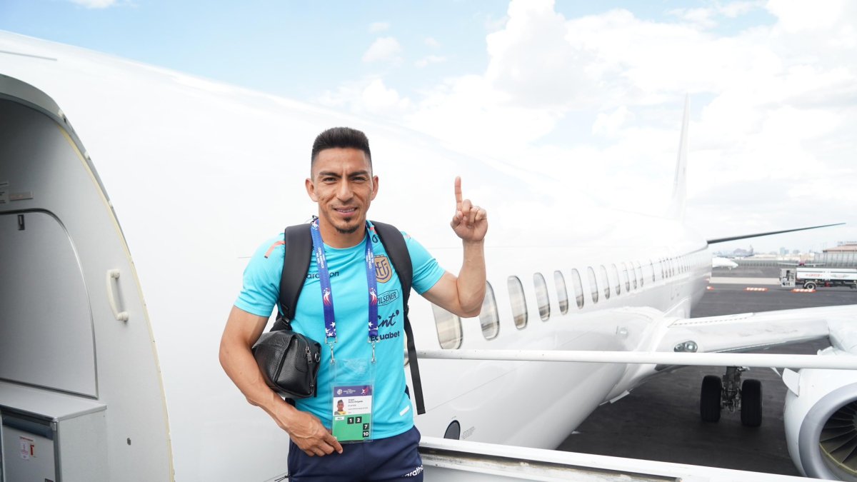 Ángel Mena se muestra en una de las pocas fotos que la FEF dio a conocer del viaje de los seleccionados hacia Phoenix.