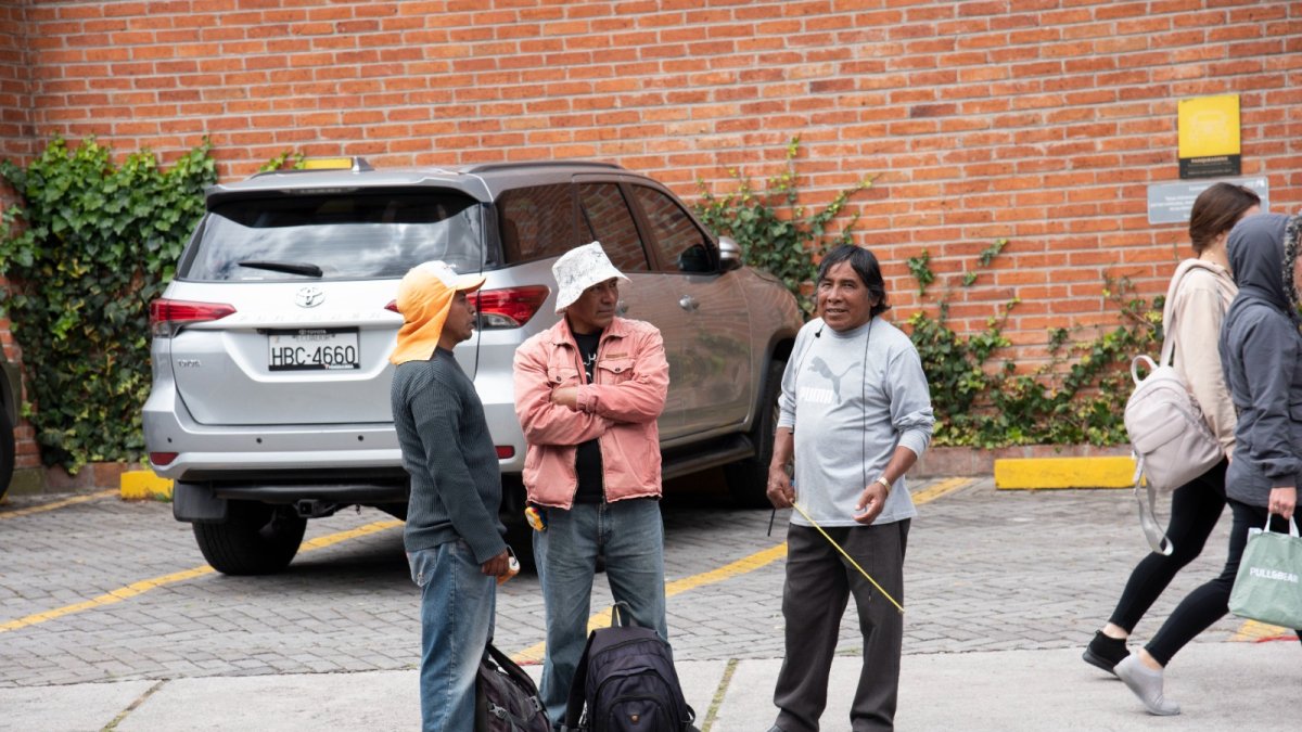 En el sector de La Granados, en el norte de Quito, personas esperan por un trabajo.