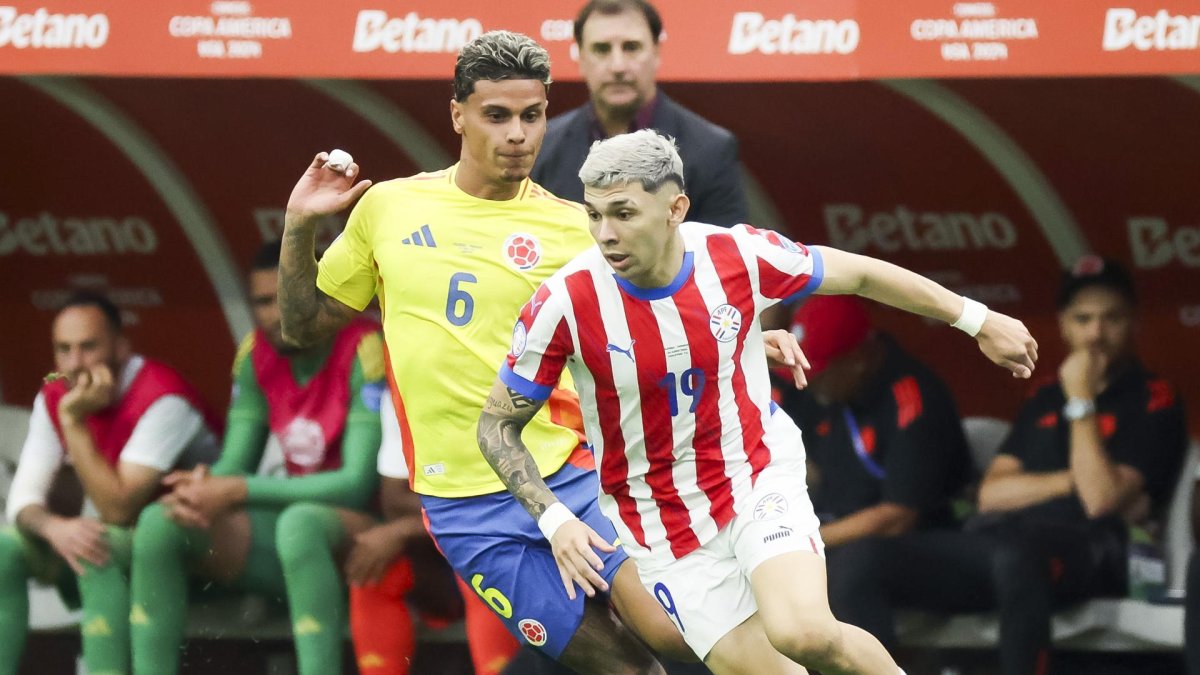 En la imagen el centrocampista colombiano Richard Rios (L) en la Copa América.