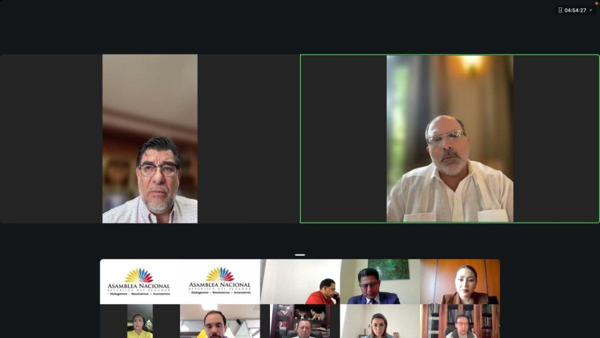 Momento en que el presidente de la Asamblea, Henry Kronfle, se apresta a suspender la sesión.