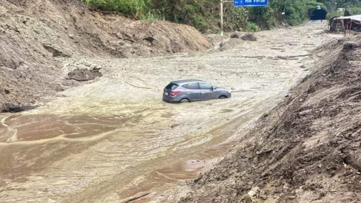 Un vehículo quedó en medio del deslave, pero no se reportaron víctimas.
