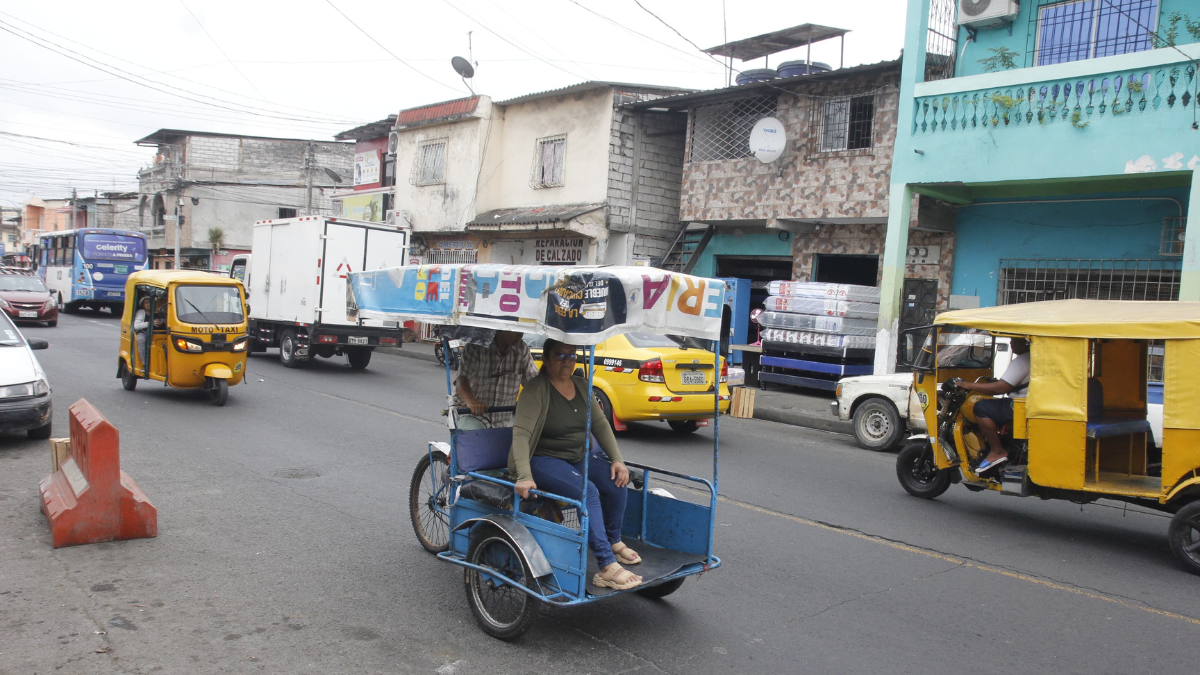 Locales del suroeste de Guayaquil son obligados a dar dinero.