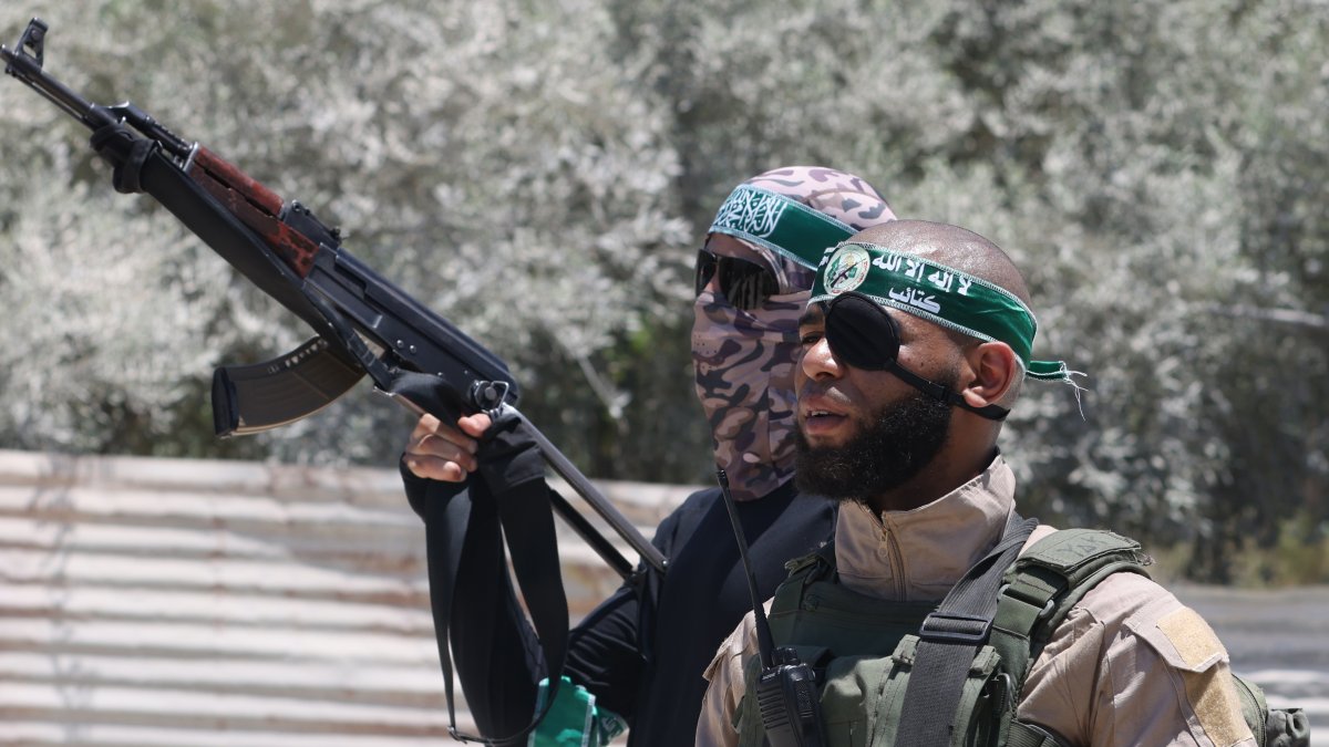 Hombres armados palestinos asisten al funeral de cuatro miembros de la Jihad Islámica que murieron en un ataque aéreo israelí.