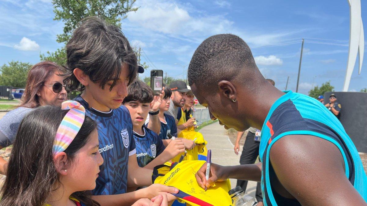 Jugadores de la Tri firmaron camisetas de los aficionados.